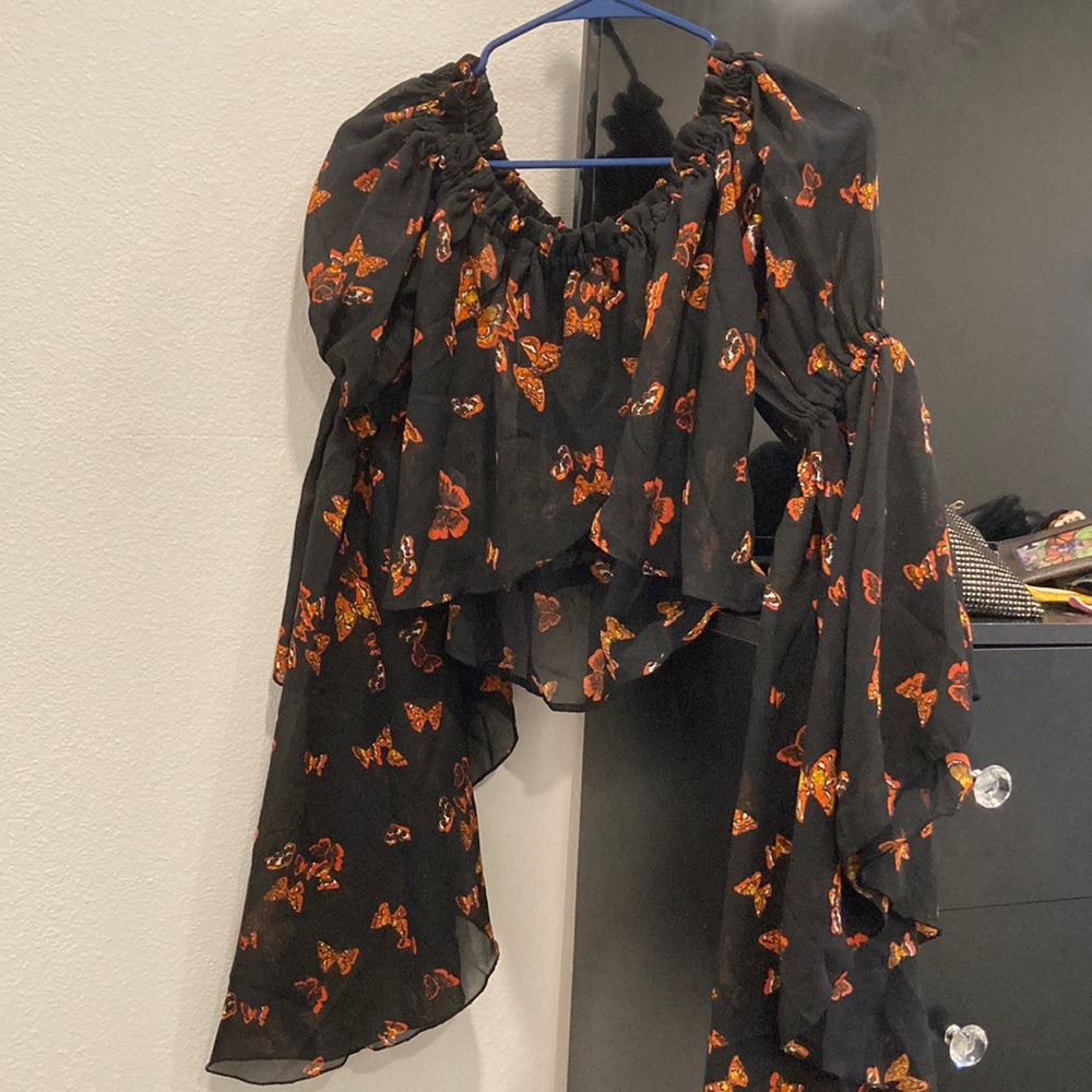 A butterfly black crop top shirt